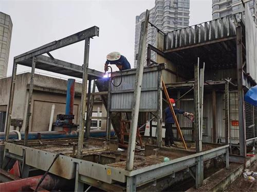 深圳冷卻塔：開(kāi)式冷卻塔與閉式冷卻塔哪個(gè)好？(開(kāi)式玻璃鋼冷卻塔價(jià)格一般是